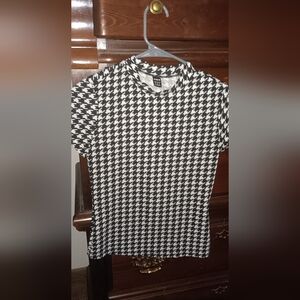 SHEIN Black & White Houndstooth Short Sleeve Tee